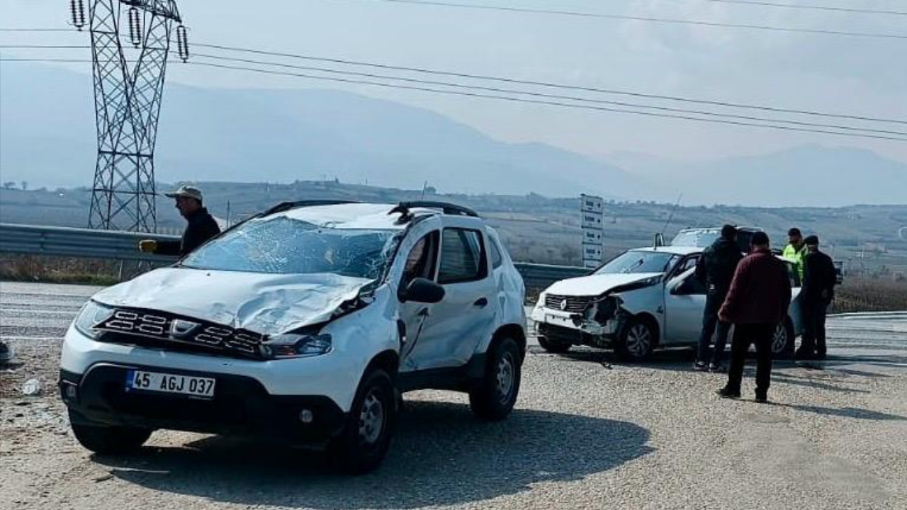Manisa’da Kavşakta Feci Kaza! 6 Kişi Yaralandı