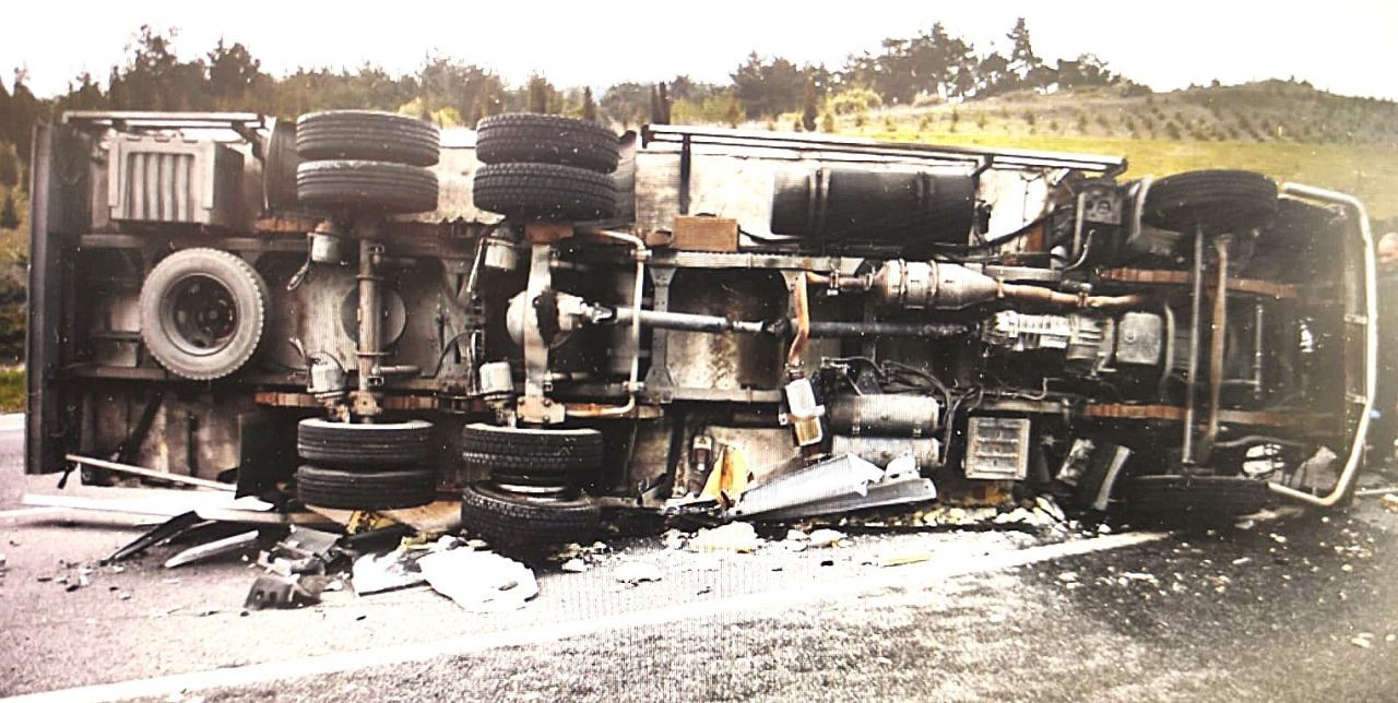 Akhisar’da Et Yüklü Tır Devrildi! Sürücü Hayatını Kaybetti - Sayfa 1