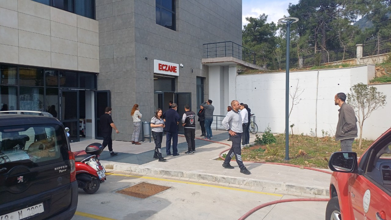 Marmaris Devlet Hastanesi’nde Yangın Paniği! Hastalar Tahliye Edildi