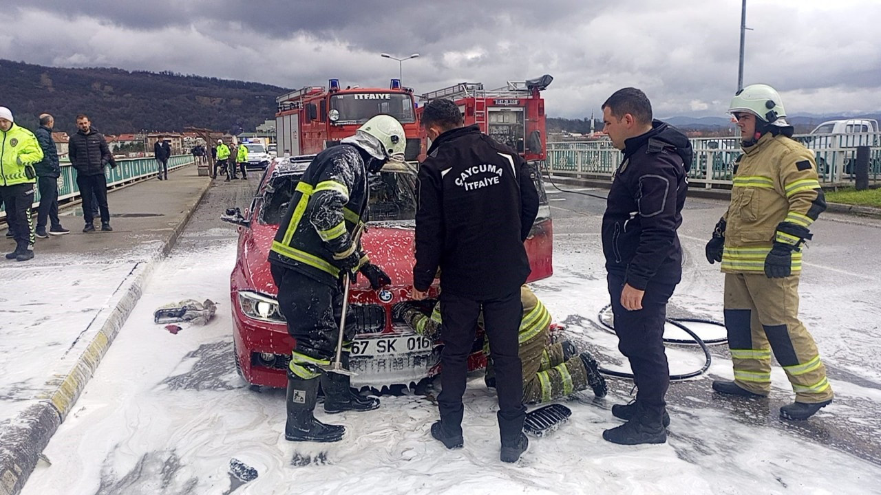 Zonguldak’ta Lüks Otomobil Alev Aldı! Araç Kullanılamaz Hale Geldi
