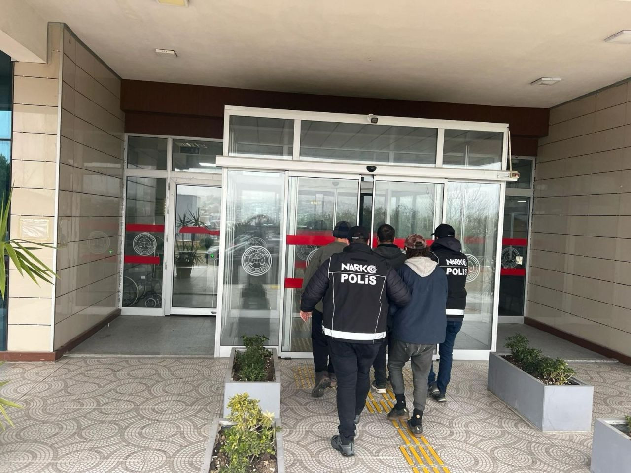 İzmir’de Zehir Tacirlerine Büyük Darbe! 18 Şüpheli Gözaltında - Sayfa 2