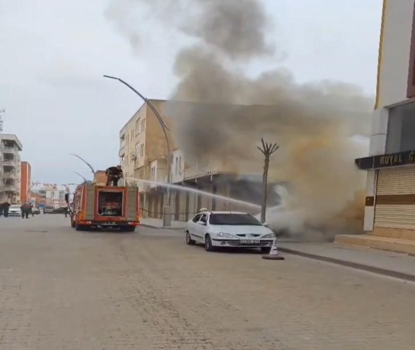 Diyarbakır’da Park Halindeki Otomobil Alevlere Teslim Oldu - Sayfa 1