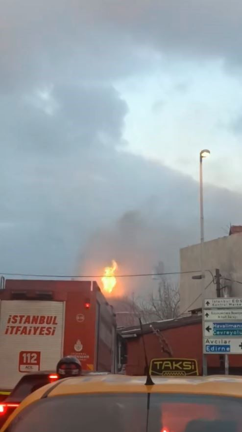 Küçükçekmece’de İftar Vaktinde Korkutan Çatı Yangını - Sayfa 1