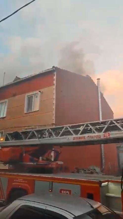 Küçükçekmece’de İftar Vaktinde Korkutan Çatı Yangını - Sayfa 2