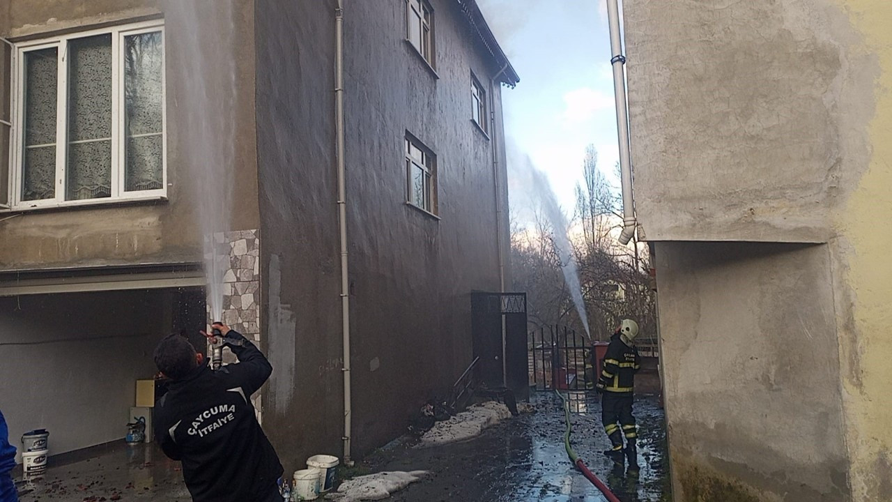 Zonguldak’ta İftar Saatinde Korkutan Yangın! 3 Katlı Evin Çatısı Küle Döndü