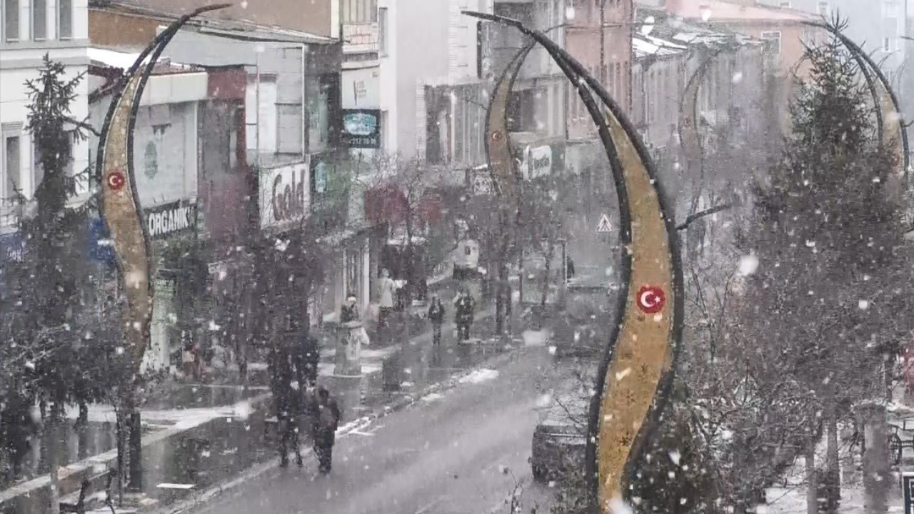 Kars’ta Mart Karı! Yoğun Yağış Kısa Sürede Eriyor