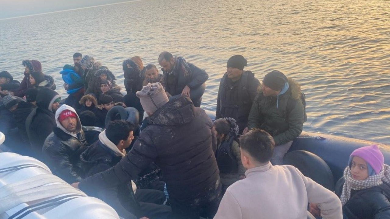 İzmir’de Lastik Bottaki 36 Düzensiz Göçmen Yakalandı