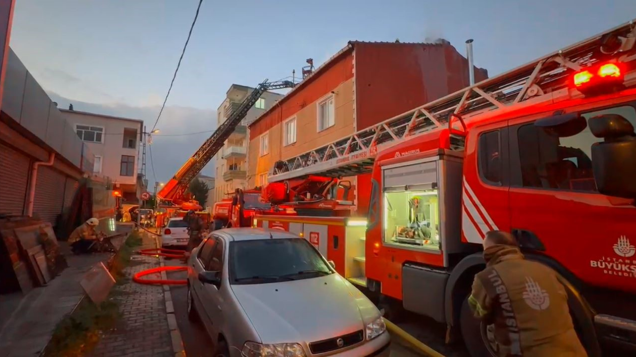 Küçükçekmece’de İftar Vaktinde Korkutan Çatı Yangını
