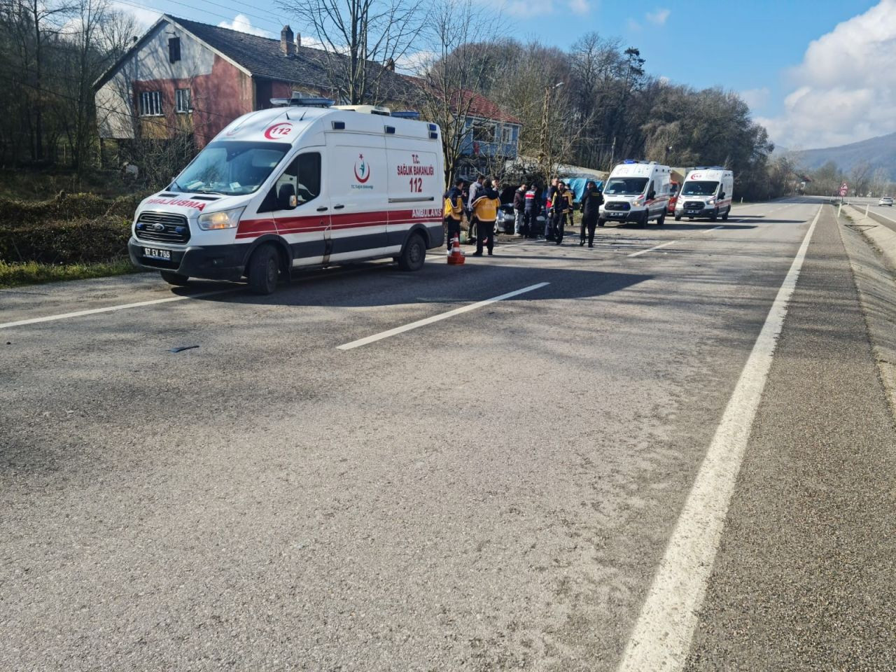 Zonguldak’ta Trafik Kazası: Lastiği Patlayan Otomobile Kamyonet Çarptı, 3 Yaralı - Sayfa 1