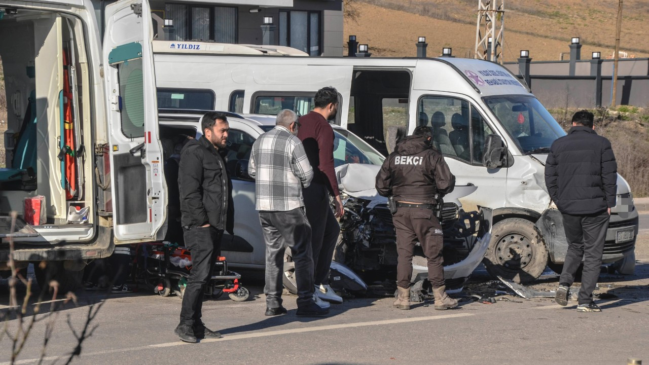 Kastamonu’da Minibüs ve Hafif Ticari Araç Çarpıştı: 4 Yaralı