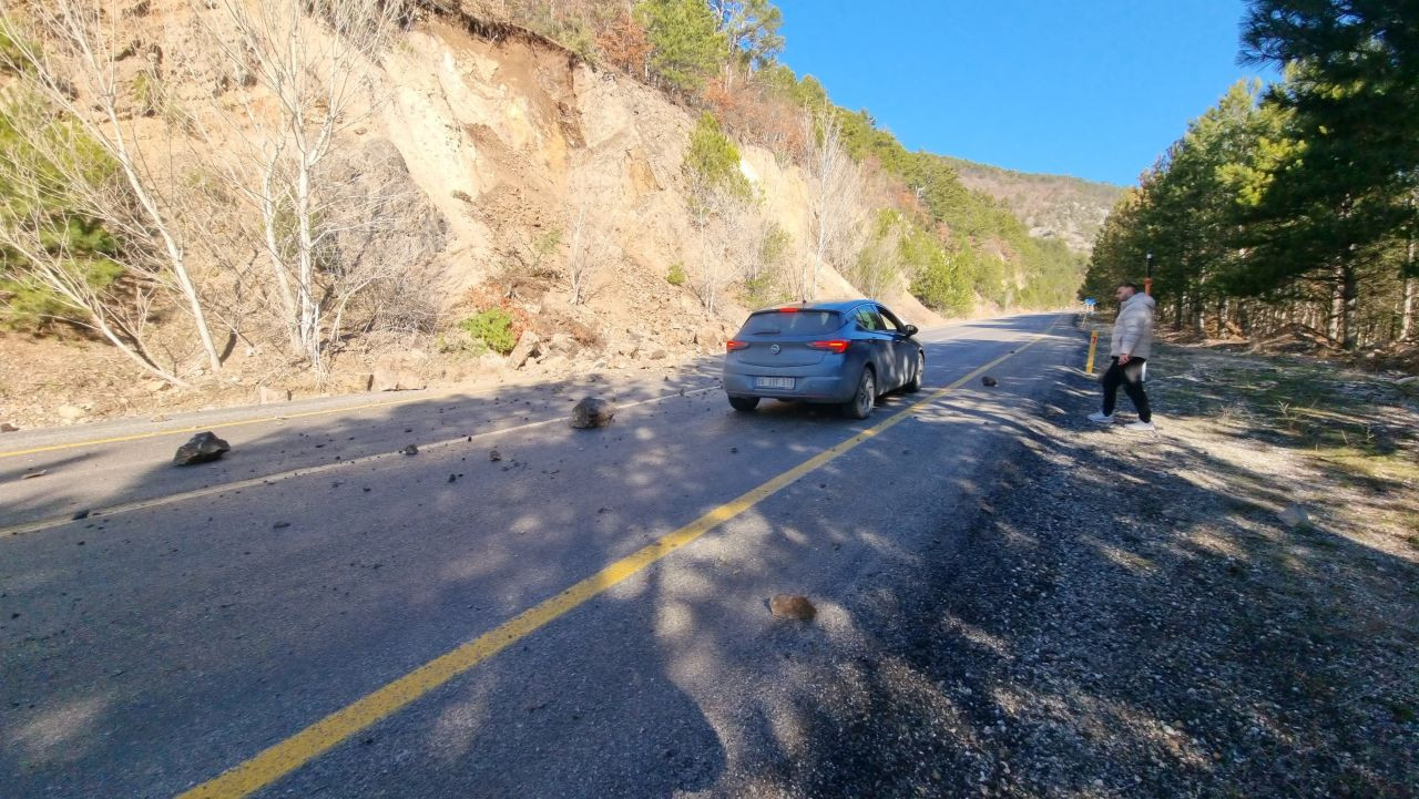 Domaniç-İnegöl Yolunda Heyelan Tehlikesi: Taş Düşmeleri Sürüyor - Sayfa 1