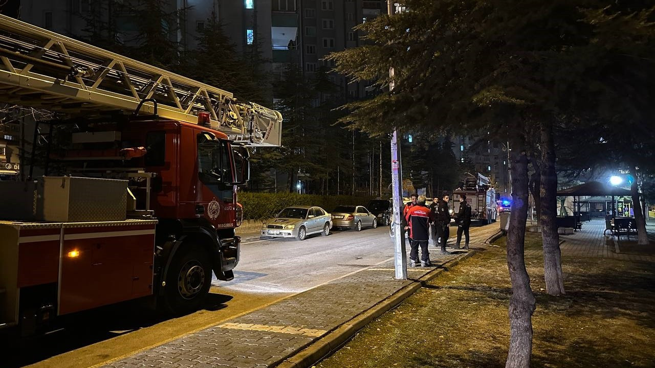 Kayseri’de 14. Kat Penceresine Çıkan Şahıs İkna Edildi
