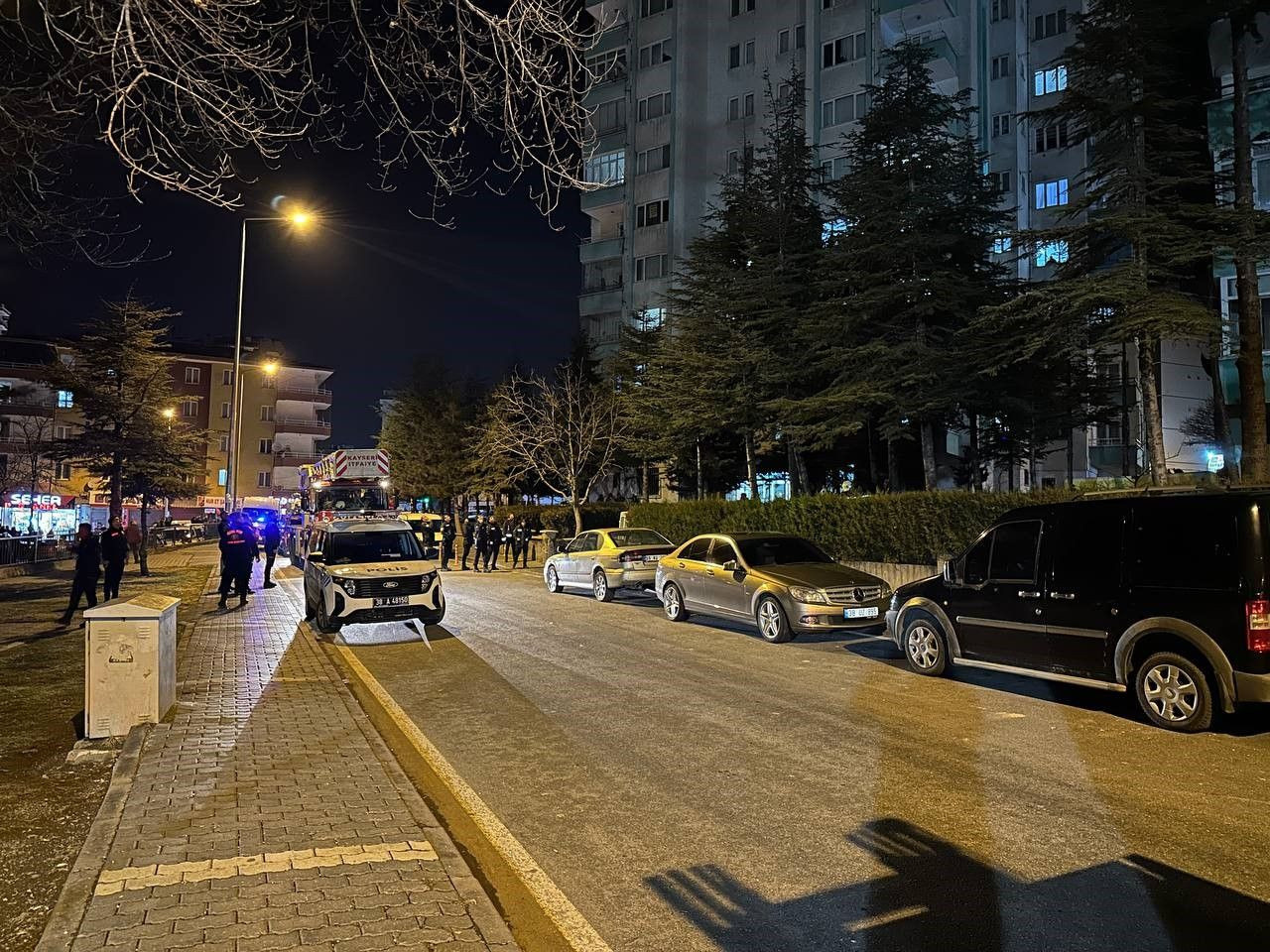 Kayseri’de 14. Kat Penceresine Çıkan Şahıs İkna Edildi - Sayfa 1