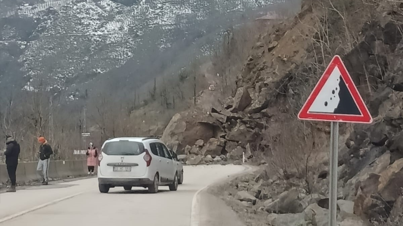 Ordu’da Heyelan Karayolunu Kapattı: Ulaşım Aksadı