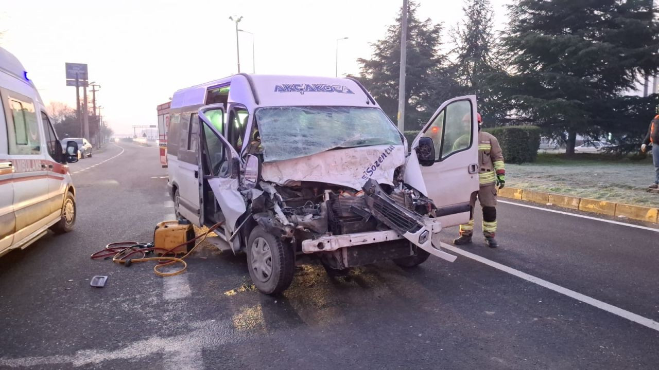 Düzce'de Minibüs Tıra Arkadan Çarptı: 1 Yaralı - Sayfa 1