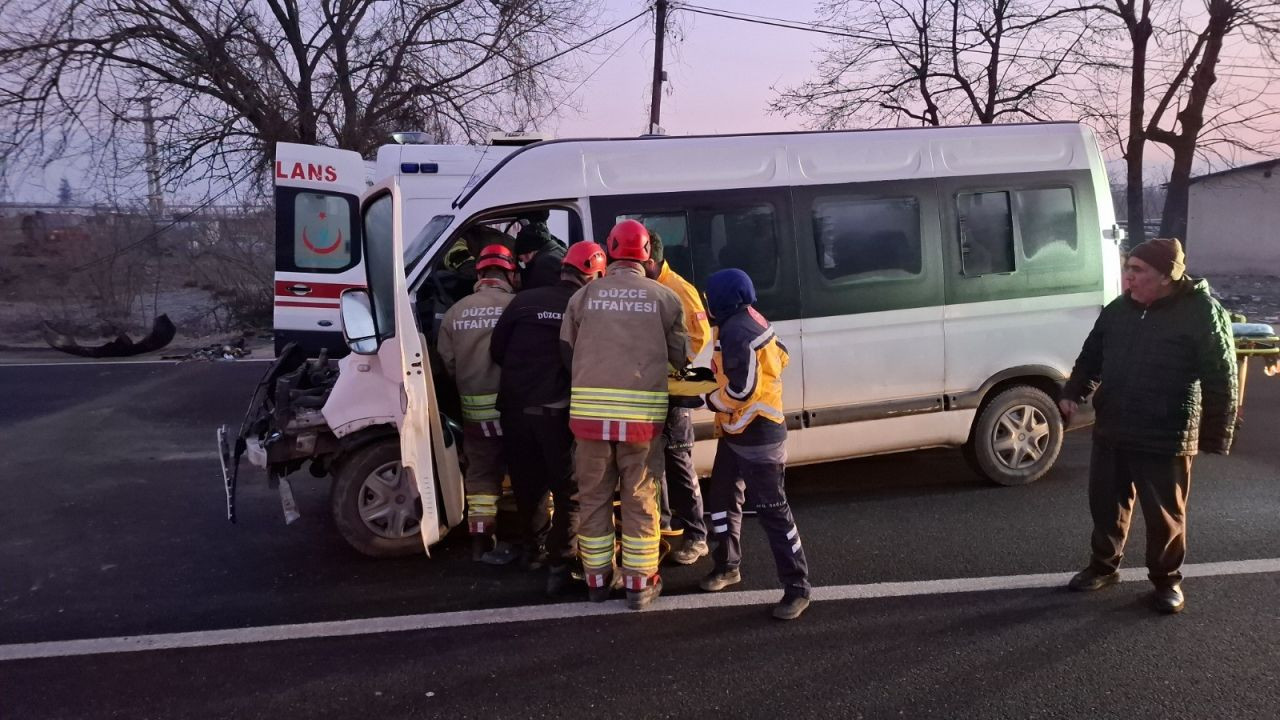 Düzce'de Minibüs Tıra Arkadan Çarptı: 1 Yaralı - Sayfa 2