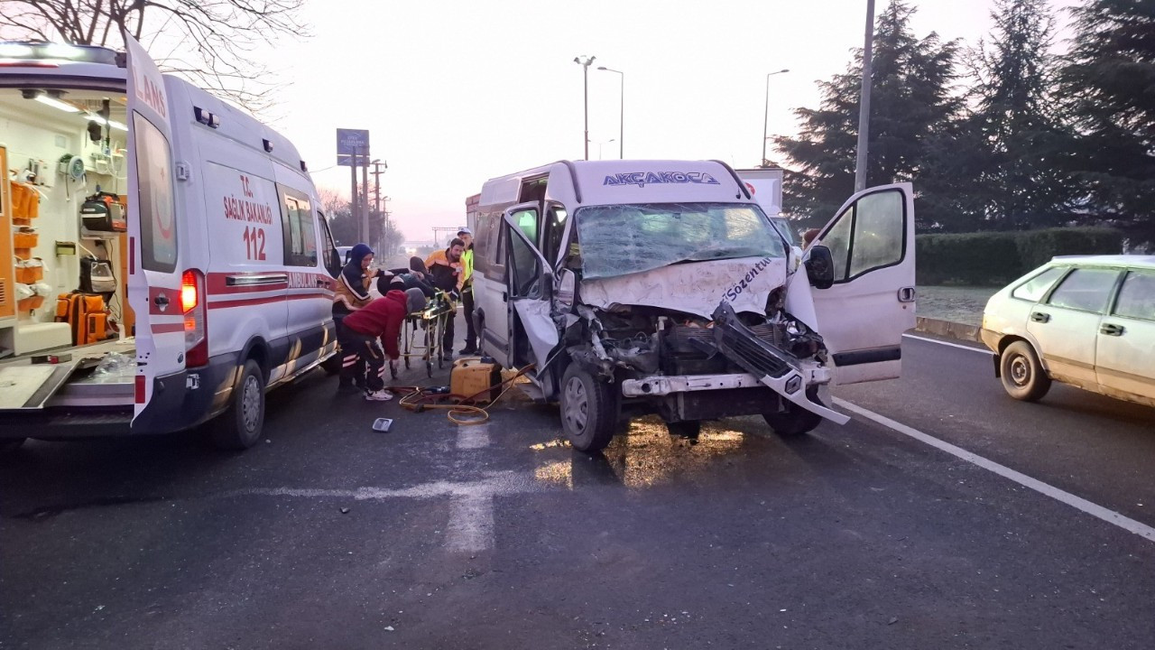 Düzce'de Minibüs Tıra Arkadan Çarptı: 1 Yaralı