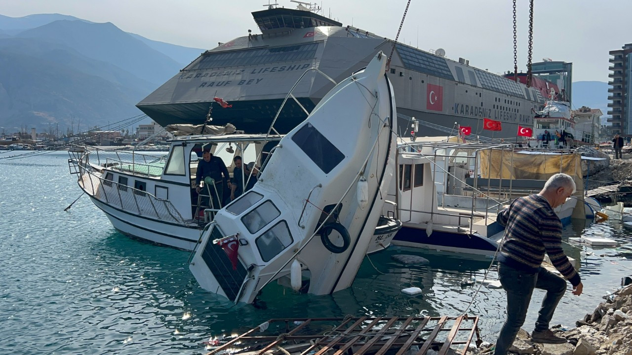 Kuvvetli Fırtınayla Alabora Olan Tekne Vinçle Kurtarıldı