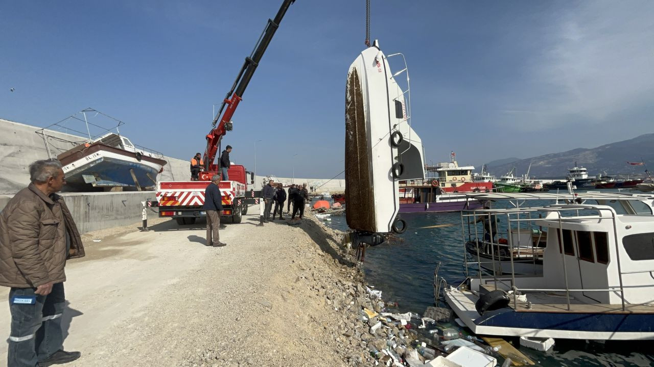 Kuvvetli Fırtınayla Alabora Olan Tekne Vinçle Kurtarıldı - Sayfa 3