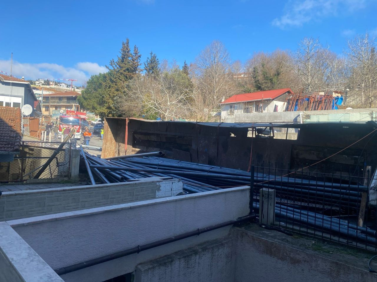 Sarıyer'de Freni Patlayan Demir Yüklü Tır Devrildi: 1 Yaralı - Sayfa 2