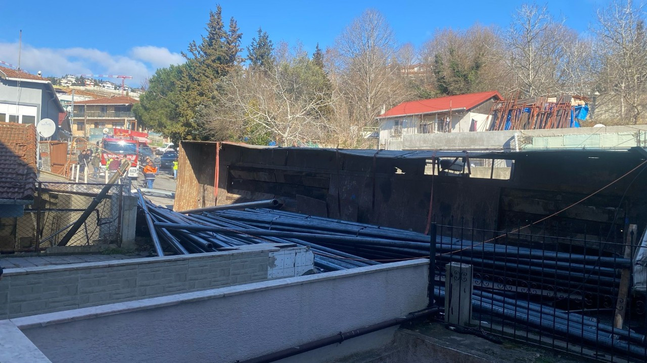 Sarıyer'de Freni Patlayan Demir Yüklü Tır Devrildi: 1 Yaralı