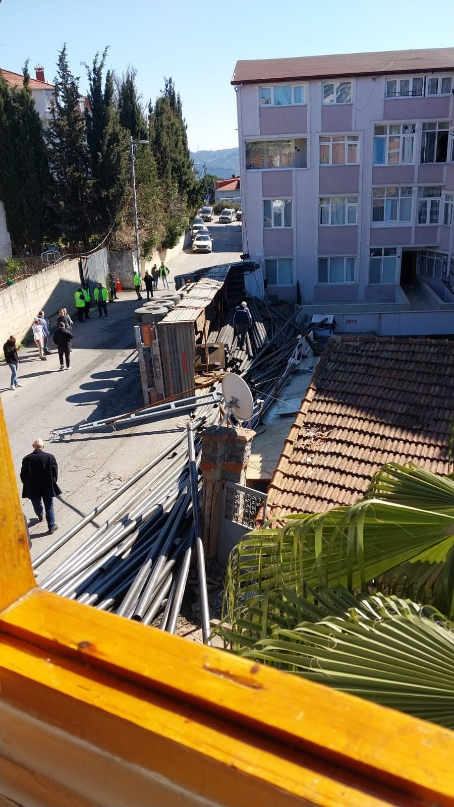 Sarıyer'de Freni Patlayan Demir Yüklü Tır Devrildi: 1 Yaralı - Sayfa 9