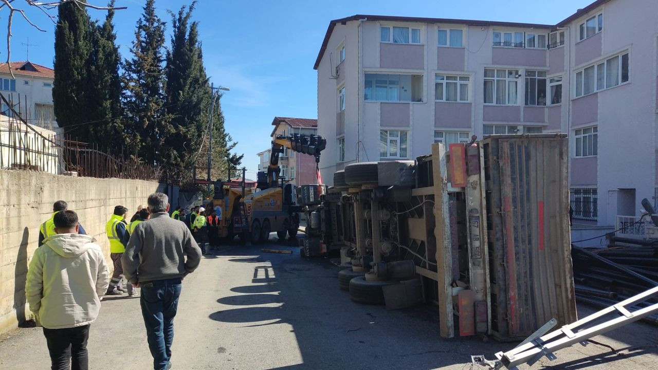 Sarıyer'de Freni Patlayan Demir Yüklü Tır Devrildi: 1 Yaralı - Sayfa 3