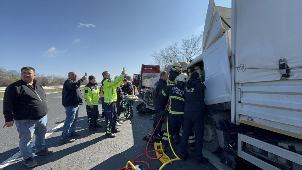Otoyolda Trajik Kaza: Kamyon İle Tır Dorsesi Arasında Kalan Şoför Hayatını Kaybetti! - Sayfa 1