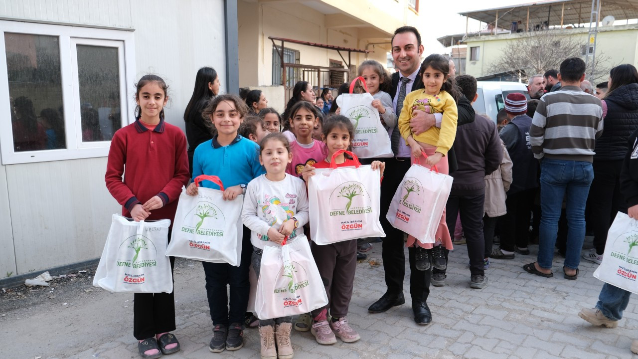 Defne Belediyesi Afetzede Çocuklara Ayakkabı Dağıttı