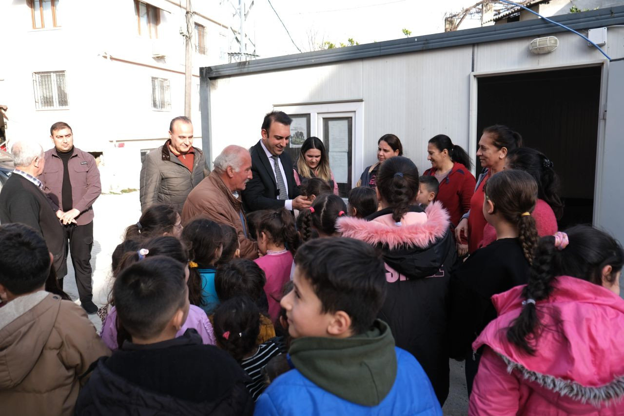 Defne Belediyesi Afetzede Çocuklara Ayakkabı Dağıttı - Sayfa 1