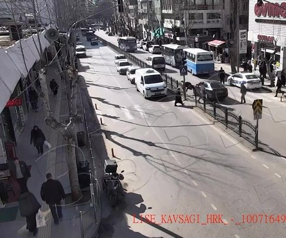 Amasya’da Yaya Geçidinde Kadına Otomobil Çarptı! O Anlar Kamerada - Sayfa 3
