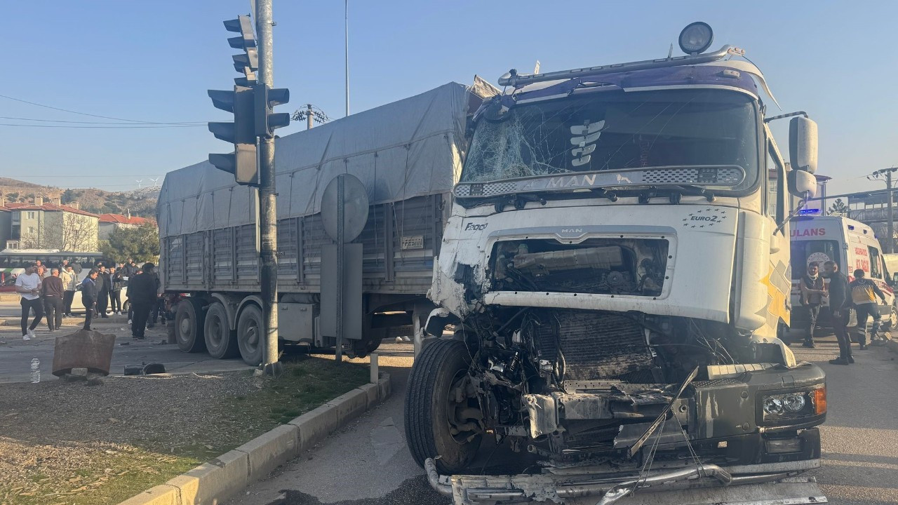 Afyonkarahisar’da Tırla Midibüs Çarpıştı! 4’ü Yabancı 5 Yaralı