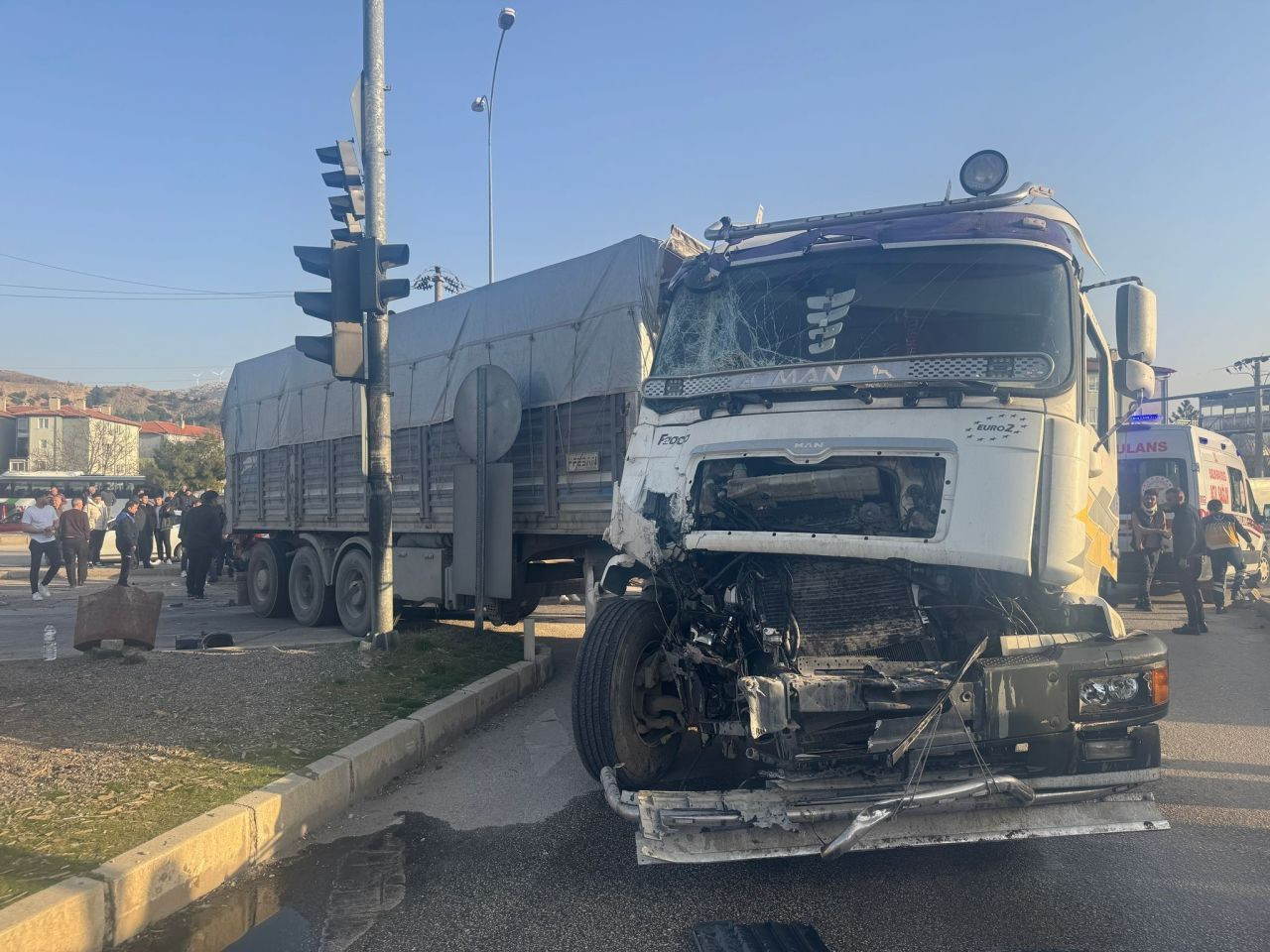 Afyonkarahisar’da Tırla Midibüs Çarpıştı! 4’ü Yabancı 5 Yaralı - Sayfa 2
