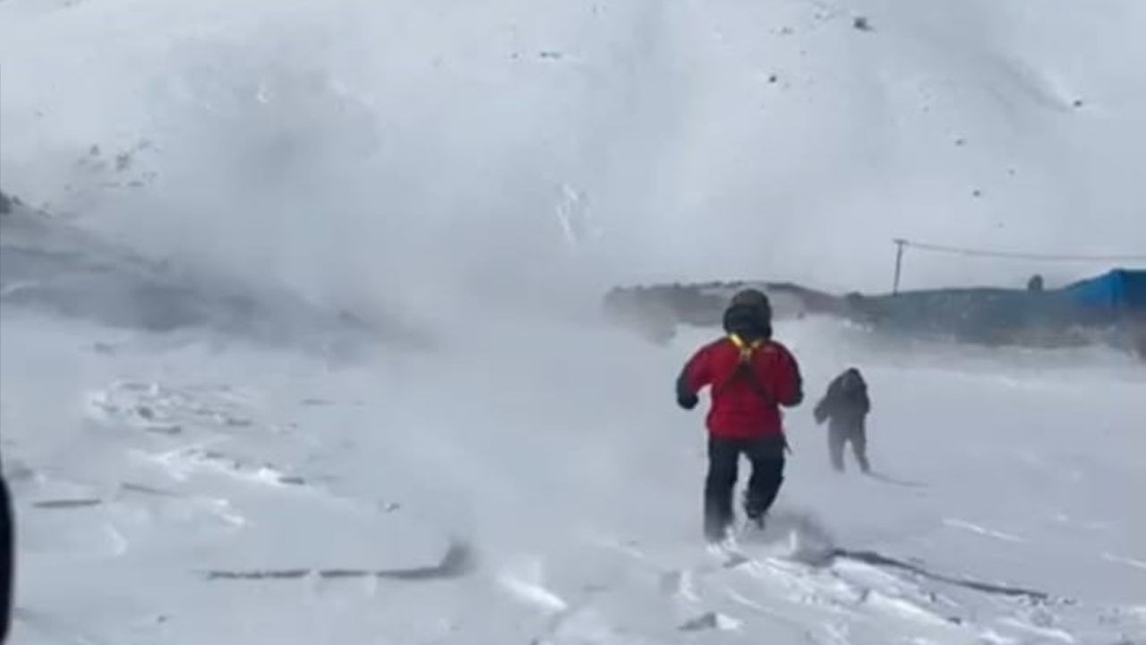 Erzurum'da Karda Mahsur Kalan Adam Helikopterle Kurtarıldı