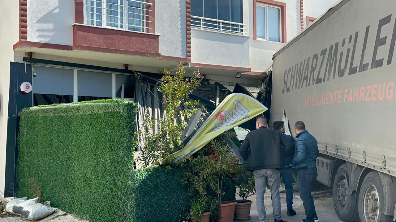 Tekirdağ'da Tır Apartman Duvarına Çarptı: 1'i Ağır 2 Kişi Yaralandı - Sayfa 4