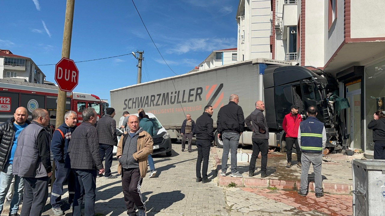 Tekirdağ'da Tır Apartman Duvarına Çarptı: 1'i Ağır 2 Kişi Yaralandı