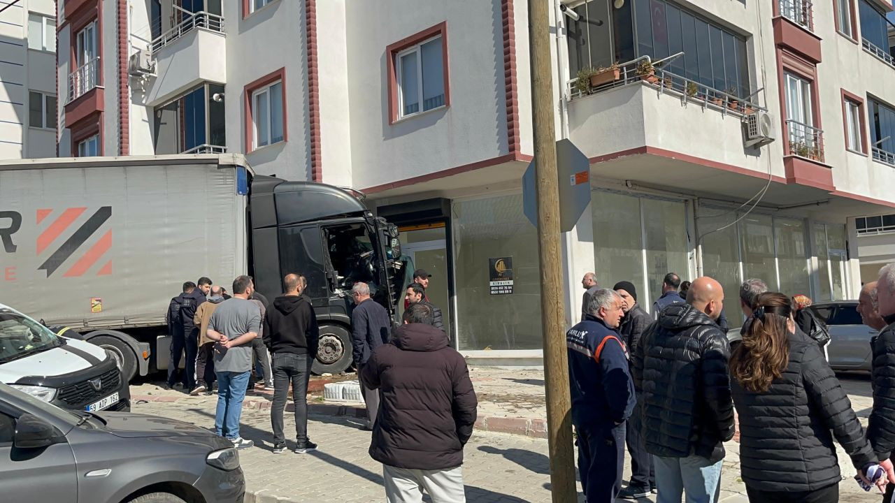 Tekirdağ'da Tır Apartman Duvarına Çarptı: 1'i Ağır 2 Kişi Yaralandı - Sayfa 6