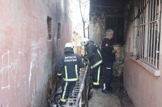 Antalya'da Gecekonduda Çıkan Yangın Ekipleri Alarma Geçirdi - Sayfa 4