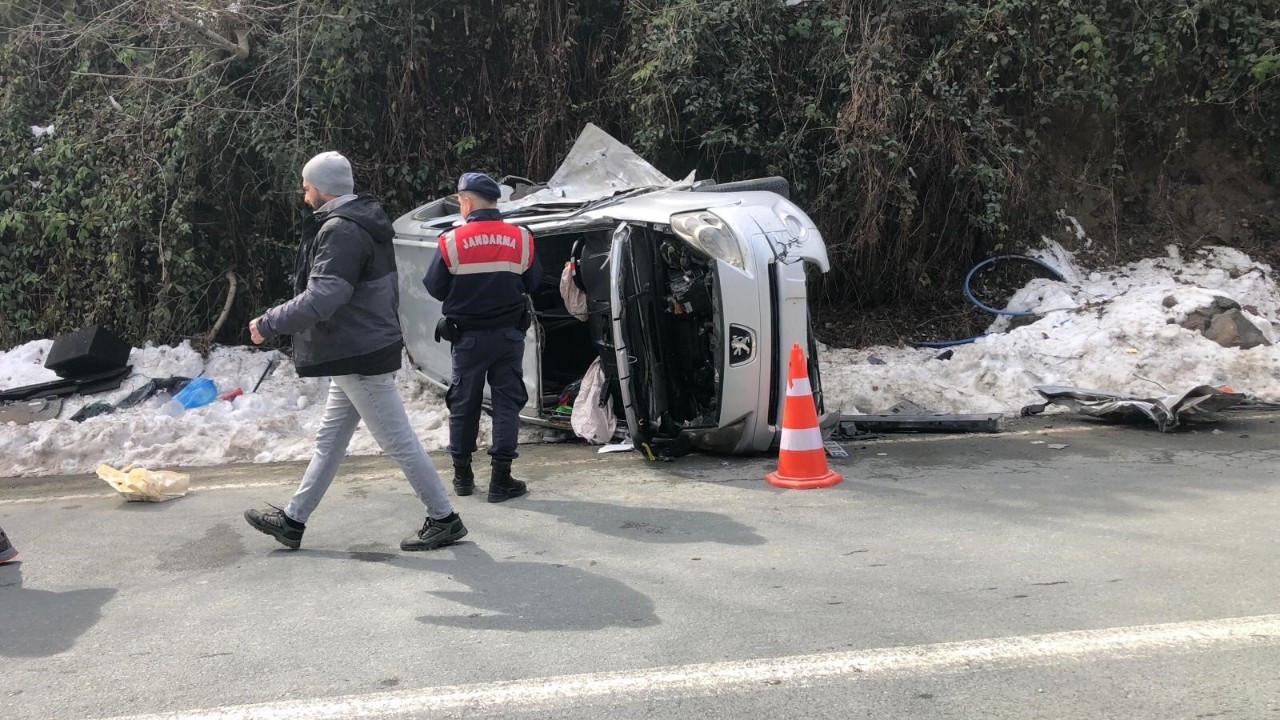 Rize’de İşçi Servisi ile Hafif Ticari Araç Çarpıştı: 3 Yaralı