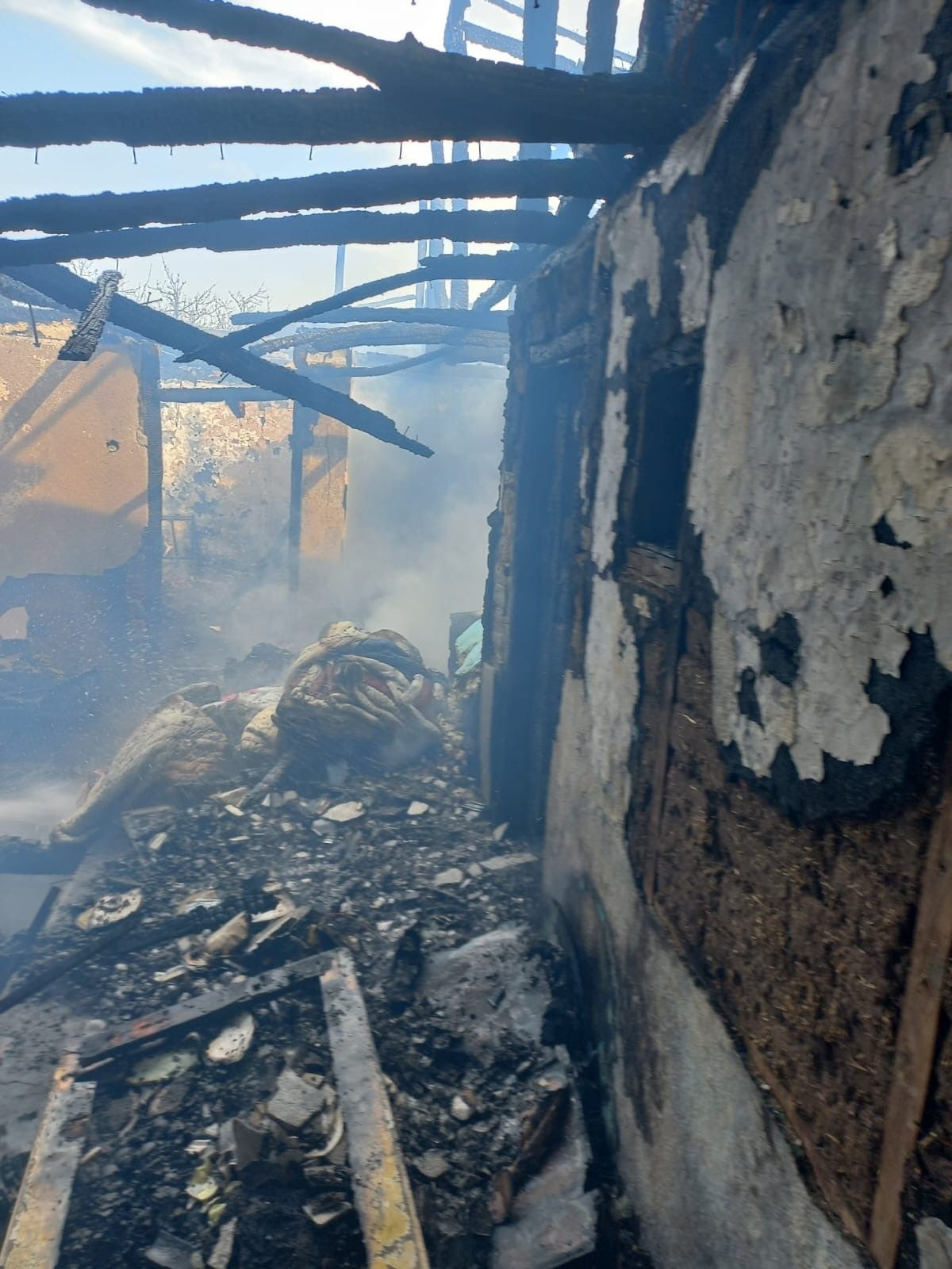 Gönen’de Ahşap Ev Alevlere Teslim Oldu, Mahallede Panik Yaşandı - Sayfa 2