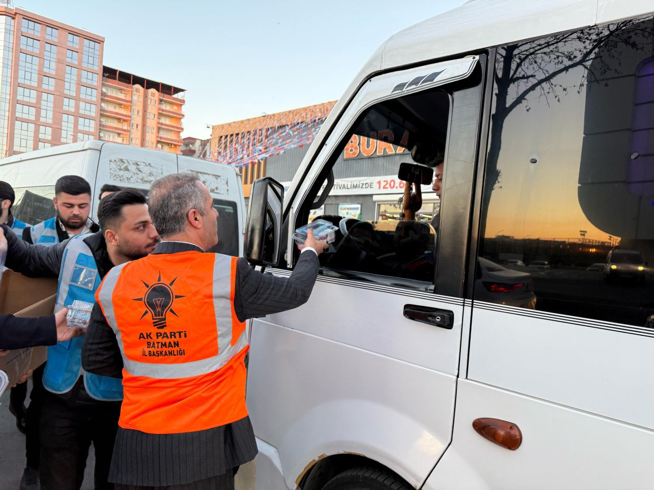 "İftara 5 Kala" Projesiyle Yolda Kalanlara İftar İkramı "İftara 5 Kala" Projesiyle Yolda Kalanlara İftar İkramı