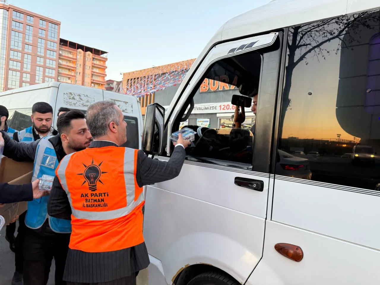 "İftara 5 Kala" Projesiyle Yolda Kalanlara İftar İkramı "İftara 5 Kala" Projesiyle Yolda Kalanlara İftar İkramı