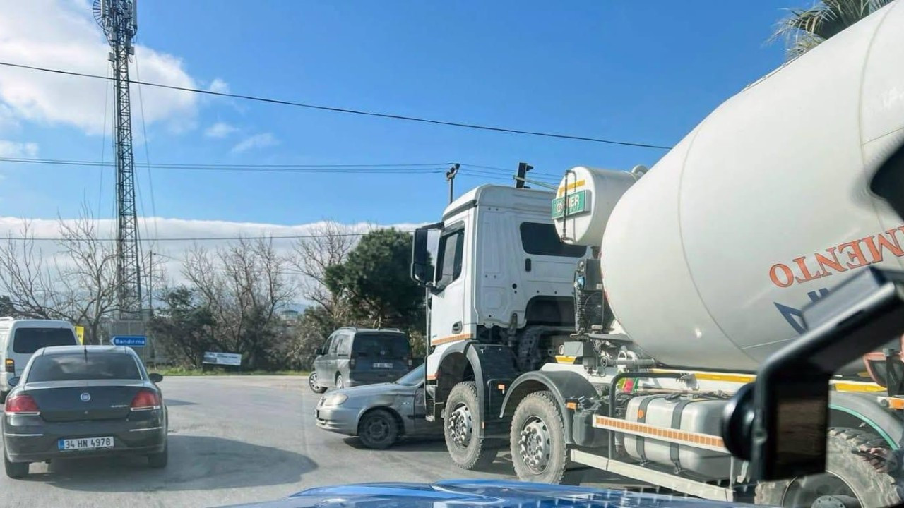 Balıkesir’de Beton Mikseri ile Otomobil Çarpıştı!