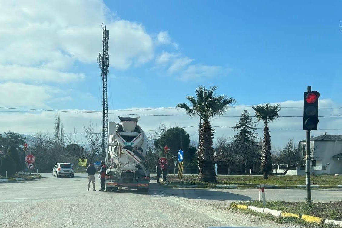 Balıkesir’de Beton Mikseri ile Otomobil Çarpıştı! - Sayfa 1