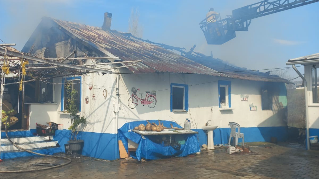 Gönen’de Ahşap Ev Alevlere Teslim Oldu, Mahallede Panik Yaşandı