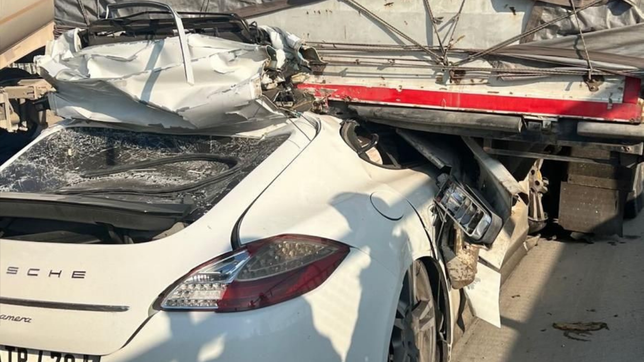 Bursa’da Lüks Otomobil Tırın Altına Girdi: Sürücü Ağır Yaralı