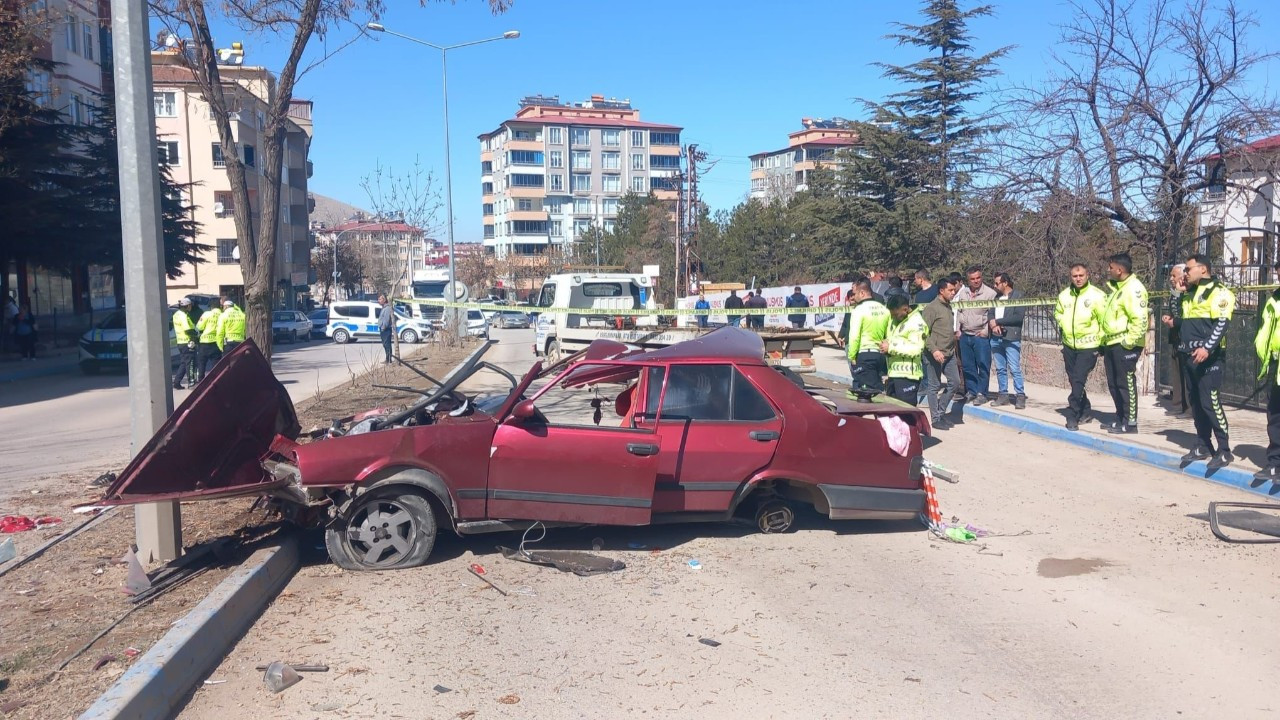 Refüje Çarpan Otomobil Hurdaya Döndü: 1 Ölü, 1 Yaralı