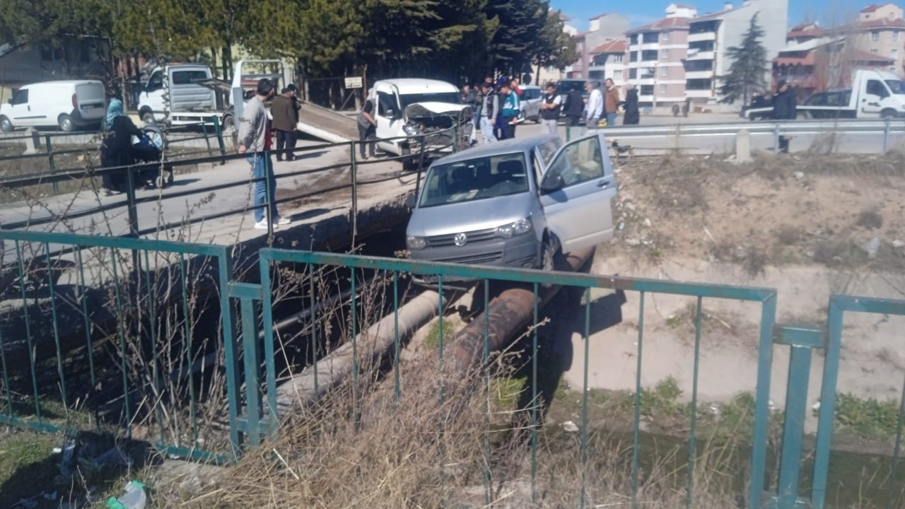 Eskişehir’de Korkutan Kaza! Araç Boruların Üzerinde Asılı Kaldı