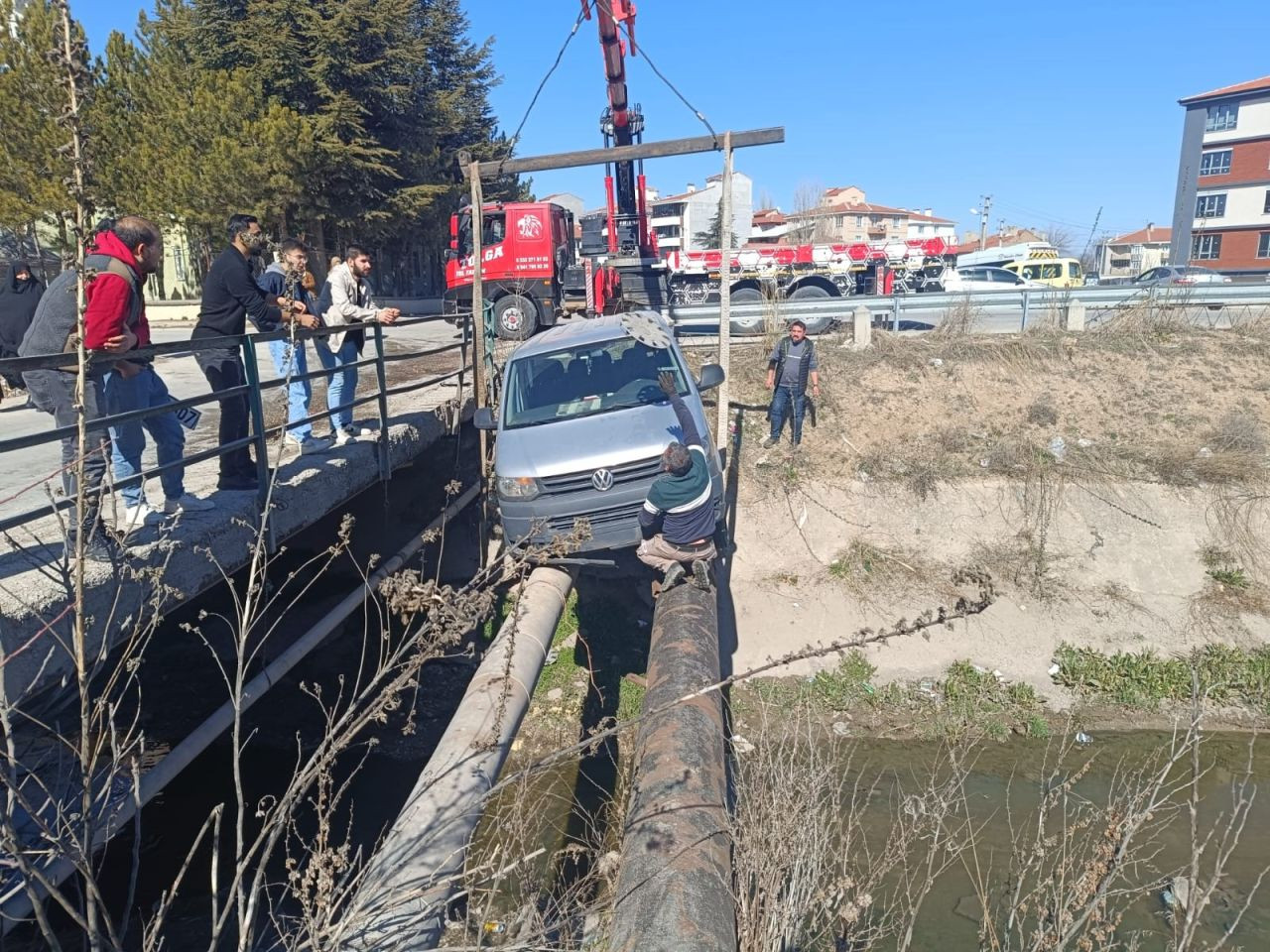 Eskişehir’de Korkutan Kaza! Araç Boruların Üzerinde Asılı Kaldı - Sayfa 3