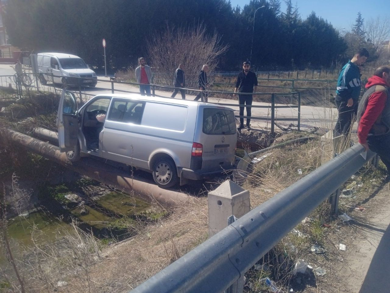 Eskişehir’de Korkutan Kaza! Araç Boruların Üzerinde Asılı Kaldı - Sayfa 2